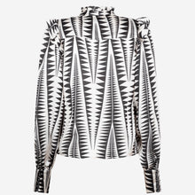 Afbeelding in Gallery-weergave laden, Zwart/witte Blouse Kim is een vrouwelijke blouse uit de collectie van Jane Luskha, heeft lange mouwen met bredere manchetten, ruches op de schouders en een opstaande kraag. Deze stijlvolle blouse is ook ontzettend mooi om te dragen onder een zwart pak. De blouse is van de bekende travel kwaliteit en is verkrijgbaar in verschillende maten. Item referentie : PEG723116