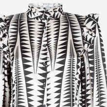 Afbeelding in Gallery-weergave laden, Zwart/witte Blouse Kim is een vrouwelijke blouse uit de collectie van Jane Luskha, heeft lange mouwen met bredere manchetten, ruches op de schouders en een opstaande kraag. Deze stijlvolle blouse is ook ontzettend mooi om te dragen onder een zwart pak. De blouse is van de bekende travel kwaliteit en is verkrijgbaar in verschillende maten. Item referentie : PEG723116