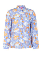 Load image into Gallery viewer, Blouse van Place du Soleil, Lila Print Blouse Buttons is een licht doorschijnende blouse met bloemmotief. Het is een wat klokkend model met lange mouwen en manchetten, de blouse heeft een kraag en knoopjes. Een prachtige kleuren combinatie heeft deze blouse met oranje en wit.