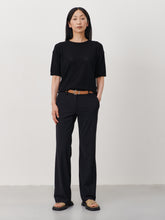 Load image into Gallery viewer, Jane Lushka Zwarte Broek in de bekende travelkwaliteit. Pants Landa U22421437 is een nette lange broek met rechte pijpen. Broek heeft twee knopen en rits om te sluiten, heeft lussen voor een ceintuur en een paspel zak op de achterkant. Deze broek is verkrijgbaar in verschillende kleuren: zwart, mid blue.