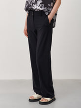 Load image into Gallery viewer, Jane Lushka Zwarte Broek in de bekende travelkwaliteit. Pants Landa U22421437 is een nette lange broek met rechte pijpen. Broek heeft twee knopen en rits om te sluiten, heeft lussen voor een ceintuur en een paspel zak op de achterkant. Deze broek is verkrijgbaar in verschillende kleuren: zwart, mid blue.