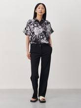 Load image into Gallery viewer, Jane Lushka Zwarte Broek in de bekende travelkwaliteit. Pants Landa U22421437 is een nette lange broek met rechte pijpen. Broek heeft twee knopen en rits om te sluiten, heeft lussen voor een ceintuur en een paspel zak op de achterkant. Deze broek is verkrijgbaar in verschillende kleuren: zwart, mid blue.