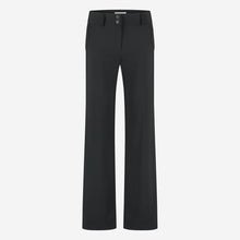 Load image into Gallery viewer, Jane Lushka Zwarte Broek in de bekende travelkwaliteit. Pants Landa U22421437 is een nette lange broek met rechte pijpen. Broek heeft twee knopen en rits om te sluiten, heeft lussen voor een ceintuur en een paspel zak op de achterkant. Deze broek is verkrijgbaar in verschillende kleuren: zwart, mid blue.