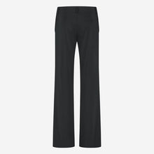 Load image into Gallery viewer, Jane Lushka Zwarte Broek in de bekende travelkwaliteit. Pants Landa U22421437 is een nette lange broek met rechte pijpen. Broek heeft twee knopen en rits om te sluiten, heeft lussen voor een ceintuur en een paspel zak op de achterkant. Deze broek is verkrijgbaar in verschillende kleuren: zwart, mid blue.