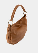 Afbeelding in Gallery-weergave laden, Cognac Lederen Schoudertas Petra met ritssluiting die ook te dragen is als een handtas. De Petra tas heeft een groot binnenvak, klein vakje voor de telefoon en een afsluitbaar binnenvak. Deze tas heeft de volgende afmetingen: breed 35cm x hoog 30cm x diep 9cm.