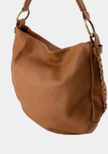 Afbeelding in Gallery-weergave laden, Cognac Lederen Schoudertas Petra met ritssluiting die ook te dragen is als een handtas. De Petra tas heeft een groot binnenvak, klein vakje voor de telefoon en een afsluitbaar binnenvak. Deze tas heeft de volgende afmetingen: breed 35cm x hoog 30cm x diep 9cm.