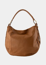 Afbeelding in Gallery-weergave laden, Cognac Lederen Schoudertas Petra met ritssluiting die ook te dragen is als een handtas. De Petra tas heeft een groot binnenvak, klein vakje voor de telefoon en een afsluitbaar binnenvak. Deze tas heeft de volgende afmetingen: breed 35cm x hoog 30cm x diep 9cm.