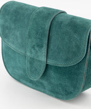 Afbeelding in Gallery-weergave laden, Petrol Suede Lederen Tas Maan is een suède lederen schoudertas,ook als crossbodytas te dragen. Tas wordt met een afneembaar en verstelbaar hengsel geleverd. De tas heeft een binnenvak met aan de binnenzijde een steekvak en aan de voorzijde een flap met magneetsluiting. De Maan schoudertas is verkrijgbaar in verschillende kleuren: Petrol, Zand.
