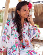 Afbeelding in Gallery-weergave laden, Witte Midi Jurk, Dress Tents Short van Place du Soleil. De Jurk is een ruimvallend klokkend model met steekzakken, heeft 3/4 mouwen, manchet met knoopje en een diepe V-hals, die afgewerkt is met een roze bies.