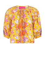 Afbeelding in Gallery-weergave laden, Gele Blouse Yellow Print Purple Embroidery van Place du Soleil. De blouse is een licht klokkend model met 3/4 mouwen met manchet en heeft werkelijk prachtige borduursels in paars en oranje met pailletten. Blouse top heeft 4 knoopjes en strikkoord met oranje flosjes. Deze geweldige blouse is in de kleurencombinatie geel, paars, oranje.