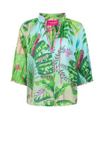 Afbeelding in Gallery-weergave laden, Blouse van Place du Soleil, Green Jungle Blouse is een prachtige top met opstaande kraag, smokwerk halflange mouwen en V-hals, afgewerkt met roze band. Deze top heeft een geweldige jungle print in de kleurcombinatie groen met turquoise.