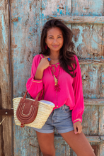 Afbeelding in Gallery-weergave laden, Rieten Mand van Place du Soleil is een prachtige met de handgemaakte mand met cognac kleurige lederen hengsels. De mand heeft een prachtig detail, het lederen opbergvak wat te sluiten is met een gesp. Tevens is de mand ook te sluiten met een koord. Item referentie : S25.501