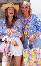 Afbeelding in Gallery-weergave laden, Lila Blouse Print Orange van Place du Soleil. De blouse is een licht klokkend model met 3/4 mouwen met manchet en heeft werkelijk prachtige borduursels in warm oranje en geel met pailletten. Blouse top heeft 4 knoopjes en strikkoord met gele flosjes. Deze geweldige blouse is in de kleurencombinatie lila, oranje, geel.