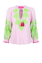 Afbeelding in Gallery-weergave laden, Roze Blouse Rosa Green van Place du Soleil is een licht klokkend model met 3/4 mouwen met elastieken manchetten en prachtige fel groene borduursels. Deze blouse top heeft een V-hals, die is afgewerkt met een strik en flosjes. Deze geweldige blouse is in de kleurcombinatie lichtroze, en groen. Deze top is echt een plaatje!