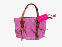 Afbeelding in Gallery-weergave laden, Handmade Bag Canvas van Place du Soleil is een prachtige met de handgemaakte tas met cognac kleurige lederen hengsels. De tas heeft prachtige stiksels, is gevoerd en is te sluiten met een rits. Tas is verkrijgbaar in verschillende kleuren: Purple, Green, LightBlue, Pink.