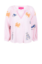 Load image into Gallery viewer, Top Rosa Crab Embroidery van Place du Soleil. De top is een licht klokkend model met 3/4 mouwen en manchet, heeft prachtige prints met borduursels. Bestel nu!