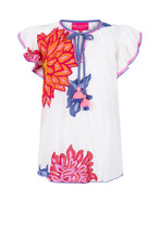 Load image into Gallery viewer, Witte Blouse van Place du Soleil, White Big Flower Blouse is een prachtige top met kapmouwen met ruches en V-hals, afgewerkt met gekleurde band, strik en flosjes. Deze top heeft een opvallende bloemenprint. Deze geweldige top is goed te combineren met jouw favoriete jeans of witte linnen broek.