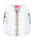 Afbeelding in Gallery-weergave laden, Witte Blouse van Place du Soleil, White Old Rosa Green Flower Embr Blouse is een prachtige top met lange mouwen en V-hals, bewerkt met prachtige borduursels.
