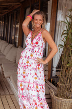 Afbeelding in Gallery-weergave laden, Lange Jurk van Place du Soleil, Birds Fuchsia is een maxi dress met verstelbare spaghettibandjes, een V-hals, die is afgezet met korte roze franjes. Jurk heeft brede elastiek op het achterpand en een onderjurk. Een prachtige jurk met stroken in een mooie combinatie van fuchsia, wit en geel.