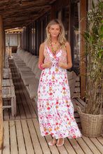 Afbeelding in Gallery-weergave laden, Lange Jurk van Place du Soleil, Birds Fuchsia is een maxi dress met verstelbare spaghettibandjes, een V-hals, die is afgezet met korte roze franjes. Jurk heeft brede elastiek op het achterpand en een onderjurk. Een prachtige jurk met stroken in een mooie combinatie van fuchsia, wit en geel.