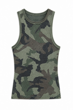 Afbeelding in Gallery-weergave laden, Deze rib tanktop combineert een stoere camouflageprint met een vrouwelijke, aangesloten pasvorm. De zachte ribstof voelt comfortabel aan en biedt voldoende stretch voor een perfecte fit. Dankzij de hoge ronde hals en brede schouderbanden krijgt de top een moderne en sportieve uitstraling.