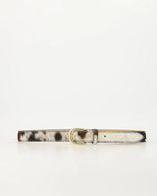 Load image into Gallery viewer, Riem Balou is gemaakt van 100% Italiaans leer en heeft een trendy koeienvacht met een goudkleurige gesp. De riem is gemakkelijk korter te maken door middel van een schroef.
Let wel! Het patroon op de riem kan afwijken van de afbeelding, gezien elke riem uniek is.