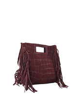 Load image into Gallery viewer, Tas Sylvie Croco Suede Bordeaux is een lederen handtas met Croco print, heeft een verstelbaar hengsel en kan crossbody gedragen worden. Handtas Sylvie heeft franjes als leuk detail en wordt gesloten met een ritssluiting.