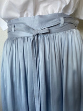 Load image into Gallery viewer, Lichtblauwe Rok Ajenne van de Moment Amsterdam Collectie is een soepel vallende wijde rok met een satijnen tailleband en strik. De tailleband heeft aan de achterkant elastiek. Combineer deze mooie rok met top Aria.