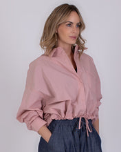 Afbeelding in Gallery-weergave laden, Roze Blouse van The Clothed Collectie. Korte Blouse met lange mouwen, onderaan smokwerk en strik. Geef je outfit een stijlvolle upgrade met deze prachtige blouse!