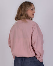 Afbeelding in Gallery-weergave laden, Roze Blouse Juba van The Clothed Collectie. Korte Blouse met lange mouwen, onderaan smokwerk en strik. Geef je outfit een stijlvolle upgrade met deze prachtige blouse!