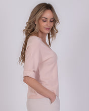 Afbeelding in Gallery-weergave laden, Roze Top, Top Pylos Old Pink met diepe V-hals, omslag boord bij de aangesloten mouwen. De perfecte top voor zomerse dagen, ook om het gehele jaar door te dragen. Bestel!