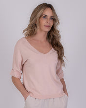 Afbeelding in Gallery-weergave laden, Roze Top, Top Pylos Old Pink met diepe V-hals, omslag boord bij de aangesloten mouwen. De perfecte top voor zomerse dagen, ook om het gehele jaar door te dragen. Bestel!