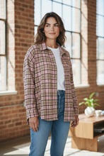 Afbeelding in Gallery-weergave laden, Roze geruite blouse van Collectie Chastar. Deze blouse van katoen, is een frisse en moderne blouse met ruit van een zachte stof. Blouse Solange is verkrijgbaar in verschillende kleuren: blauw, roze. Styling tip : Deze blouse kun je open dragen met een uni kleur t-shirt of gesloten en is gemakkelijk te combineren met een spijkerbroek of een witte broek.