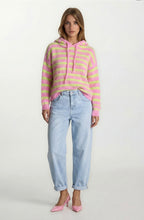 Afbeelding in Gallery-weergave laden, Roze Hoodie Trui Gestreept, in de vrolijke streep roze met geel. Knitwear Trui met capuchon en lange mouwen. Superleuke trendy trui. Bestel nu!