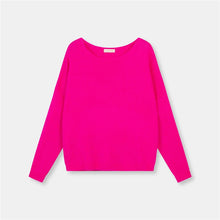 Afbeelding in Gallery-weergave laden, Fuchsia Mohair Trui van Beauregard in de kleur Fuxia, heeft een boothals en lange mouwen. Op de mouwen en op het achterpand loopt een zoom, als speels detail.