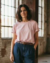 Load image into Gallery viewer, Roze top met ronde boord, korte mouwen en omslag van Collectie Chastar. Deze top van tricot is een frisse en moderne top van een zachte stof. Top Ilona is verkrijgbaar in verschillende kleuren: blauw, roze.
Styling tip : Deze top is gemakkelijk te combineren met een spijkerbroek of pantalon.