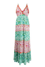 Afbeelding in Gallery-weergave laden, Maxi Dress Place du Soleil, Green Rosa Flowers is een maxi dress met verstelbare spaghettibandjes, een V-hals, heeft brede elastiek op het achterpand en een onderjurk. Een prachtige jurk met stroken in een mooie combinatie van groen en lila. Deze jurk valt ruim. Echt een topper deze jurk, hierin wil je gezien worden!