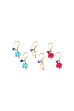 Afbeelding in Gallery-weergave laden, Oorbellen Elephant van Place du Soleil zijn mooie oorbellen met gekleurde kraaltjes en olifant hanger, in verschillende kleuren. De oorbellen zijn te combineren met de ketting en staan prachtig bij de kleurrijke jurken van de zomer collectie van Place du Soleil. De oorbellen zijn verkrijgbaar in verschillende kleuren hanger olifant: rood, turquoise, crème. Wat een prachtige sieraden van Place du Soleil!