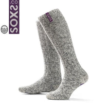Load image into Gallery viewer, SOXS Dames High Mystical Purple Anti-Slip Yoga, met motief, zijn ideaal voor een yoga sessie. SOX3114, deze kniesokken hebben een paars label. Door een combinatie van traditioneel schapenwol en moderne technologie heeft SOXS een wollen sok ontwikkeld die niet kriebelt. 100% anti-prikgarantie, met deze sokken heb je geen last meer van koude voeten.