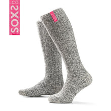 Load image into Gallery viewer, SOXS Dames High Bubble Gum, SOX3110, deze kniesokken hebben een roze label. Door een combinatie van traditioneel schapenwol en moderne technologie heeft SOXS een wollen sok ontwikkeld die niet kriebelt. 100% anti-prikgarantie en met deze sokken heb je geen last meer van koude voeten.