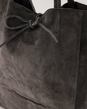 Afbeelding in Gallery-weergave laden, Grijze Lederen suède schoudertas Mia is een soepel vallende shopper met knoopsluiting en heeft aan de binnenkant van de tas een extra tasje met ritssluiting. Deze schoudertas is verkrijgbaar in verschillende kleuren. Afmeting tas is 40cm x 13cm x 35cm.