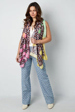 Load image into Gallery viewer, Veelzijdige Sjaal Sophie is een leuke sjaal met kleuren en panterprint. Deze trendy sjaal combineert een speels kleurenpalet met een stoere panterprint. De mix van levendige tinten en het klassieke dierenmotief maakt dit accessoire een echte eyecatcher. Licht en comfortabel om te dragen, perfect om je outfit op te fleuren.