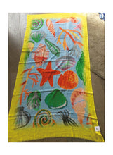 Load image into Gallery viewer, ele Sjaal, een lange Sjaal van Moment Amsterdam met afbeeldingen in de prachtige multi kleuren, geel, blauw, groen. Deze sjaal is in verschillende kleuren verkrijgbaar: Bright Pink, Yellow. De afmeting van deze sjaal is 180cm x 100cm. Met deze sjaal maak jij jouw outfit helemaal compleet.
