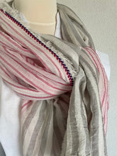 Load image into Gallery viewer, Sjaal Aaiko Red heeft de afmeting 180cm x 100cm. Een mooie sjaal van Moment Amsterdam Collectie in de multi kleuren grijs, wit en rood. Deze sjaal met item referentie 25.505.25 geeft jouw outfit net wat extra's. Met deze sjaal maak jij jouw outfit helemaal compleet.