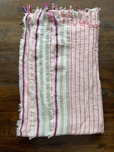 Load image into Gallery viewer, Sjaal Aaiko Red heeft de afmeting 180cm x 100cm. Een mooie sjaal van Moment Amsterdam Collectie in de multi kleuren grijs, wit en rood. Deze sjaal met item referentie 25.505.25 geeft jouw outfit net wat extra's. Met deze sjaal maak jij jouw outfit helemaal compleet.