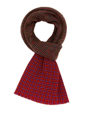 Afbeelding in Gallery-weergave laden, Sjaal Cape town is een zachte wollen sjaal met een tweekleurig ruitpatroon en franjeranden. Deze sjaal is van de Moment in May Collectie, heeft een geborstelde textuur en een klassieke franjeafwerking.