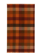 Load image into Gallery viewer, Sjaal Galbury van Moment in May Collectie is een multicolor sjaal in de warme aardse tinten in ruitpatroon met op de andere zijde het pied de poule dessin.