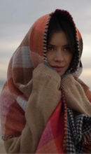 Load image into Gallery viewer, Sjaal Galbury van Moment in May Collectie is een multicolor sjaal in de warme aardse tinten in ruitpatroon met op de andere zijde het pied de poule dessin.