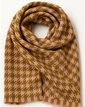 Load image into Gallery viewer, Prachtige sjaal van Moment in May in zand kleur en lichtroze, in het tijdloze dessin pied de poule. Sjaal item referentie 51.111-25 in de kleur 326 Sahara Sand. Met deze sjaal ben je helemaal klaar voor het najaar.