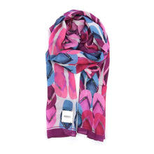Load image into Gallery viewer, Sjaal Solaine is een prachtige lange sjaal van zijde in de Moment Amsterdam Collectie met slipper afbeeldingen in de prachtige multi kleuren, fuchsia roze, koraal, bordeaux. De afmeting van deze sjaal is 190cm x 50cm. Met deze sjaal maak jij jouw outfit helemaal compleet.